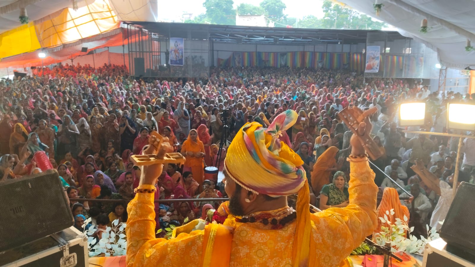 सात दिवसीय शिवमहापुराण कथा की पूर्णाहुति पर हजारों की संख्या में उमड़े श्रद्धालु ..... नौ हजार रुद्राक्ष, बेलपत्र एवं तुसली के पौधे किए वितरित.....  180 बेटियों ने अपने विवाह में प्री वेडिंग शूट नहीं करवाने का लिया संकल्प