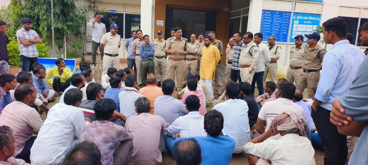 कंजर मूवमेंट से परेशान ग्रामवासी भाजपा मंडल अध्यक्ष के साथ पुलिस थाने पहुंचकर रखी मांग...धरना देने का प्रयास किया, आश्वासन के बाद माने
