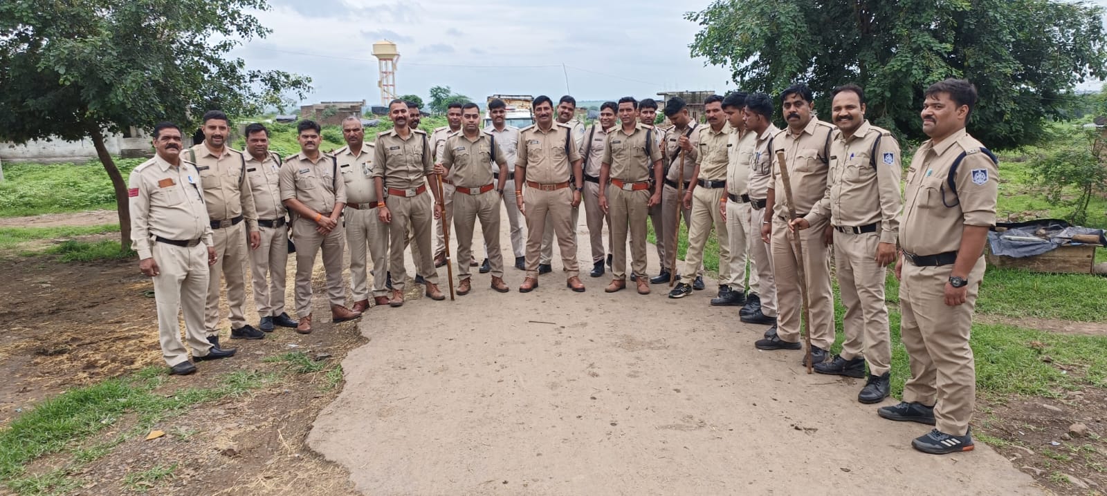 सीमावर्ती कंजर डेरो पर पुलिस की दबिश....अवैध शराब और चोरी का सामान किया बरामद