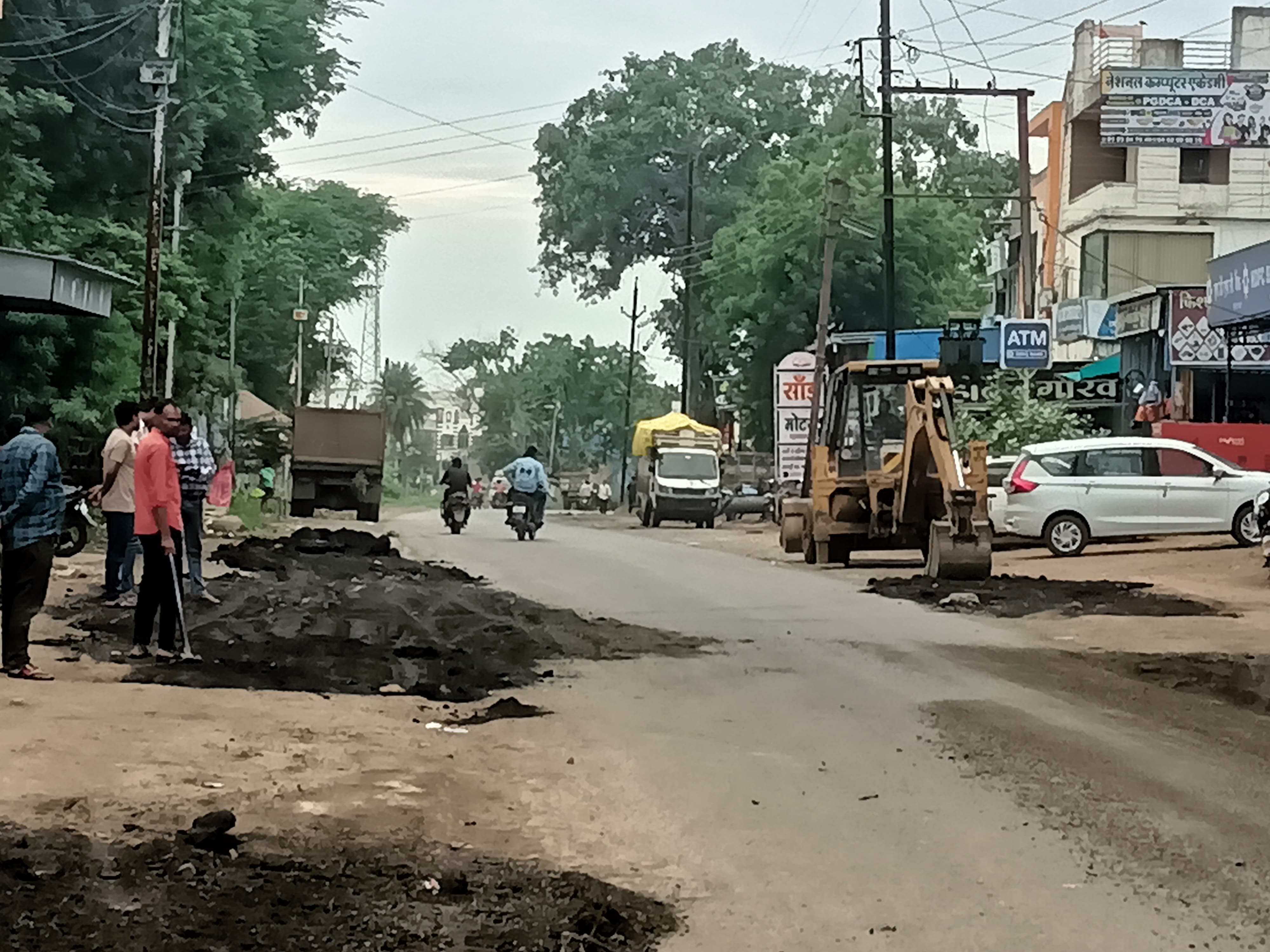 सड़क मेंटेनेंस के नाम पर फिर से लीपापोती,  पानी की निकासी का इंतजाम किए बगैर डाला भराव