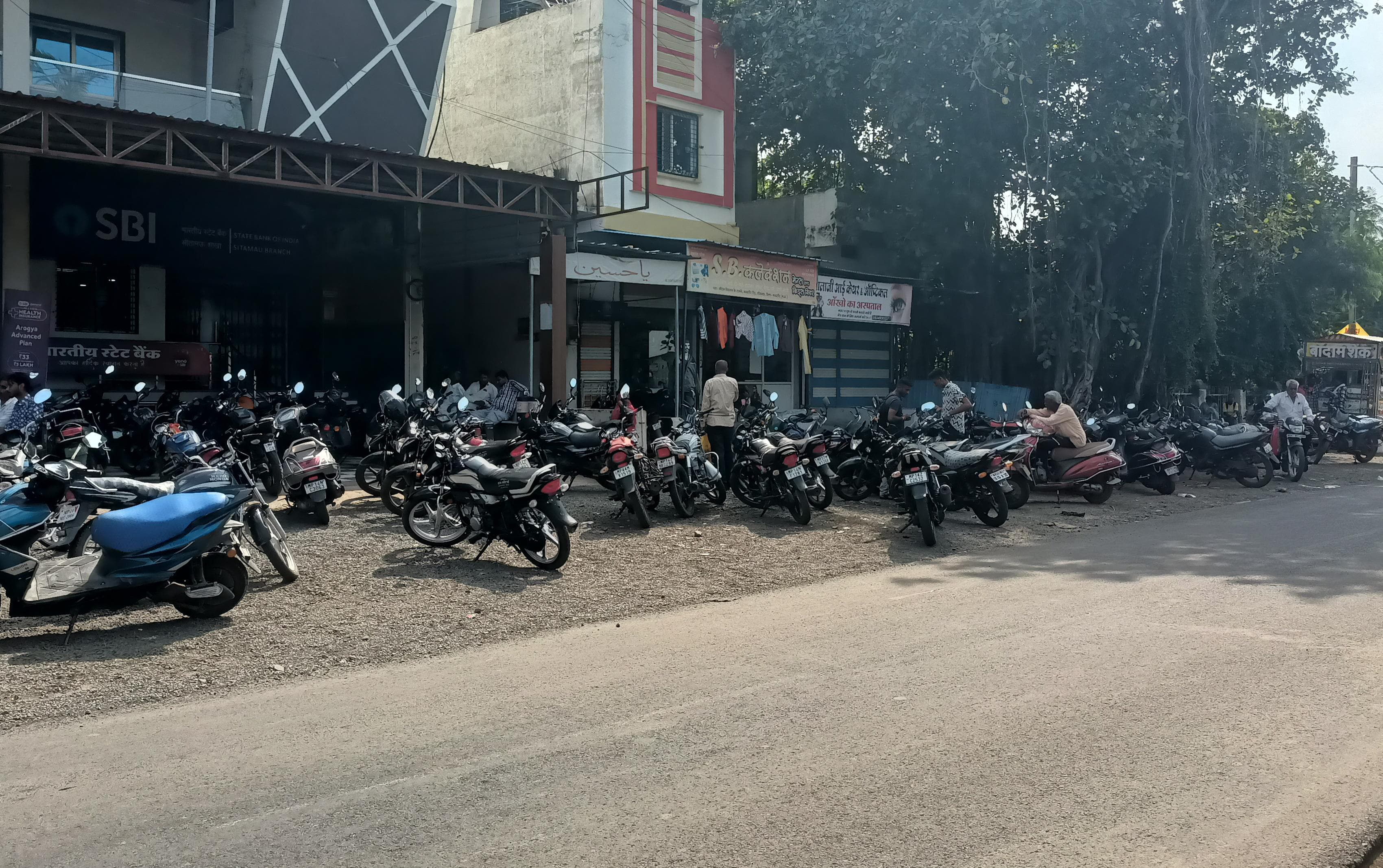 किराए के भवनों में संचालित हो रहे बैंक ,  सड़क किनारे बना दी वाहनों की पार्किंग से हो सकता है बड़ा हादसा