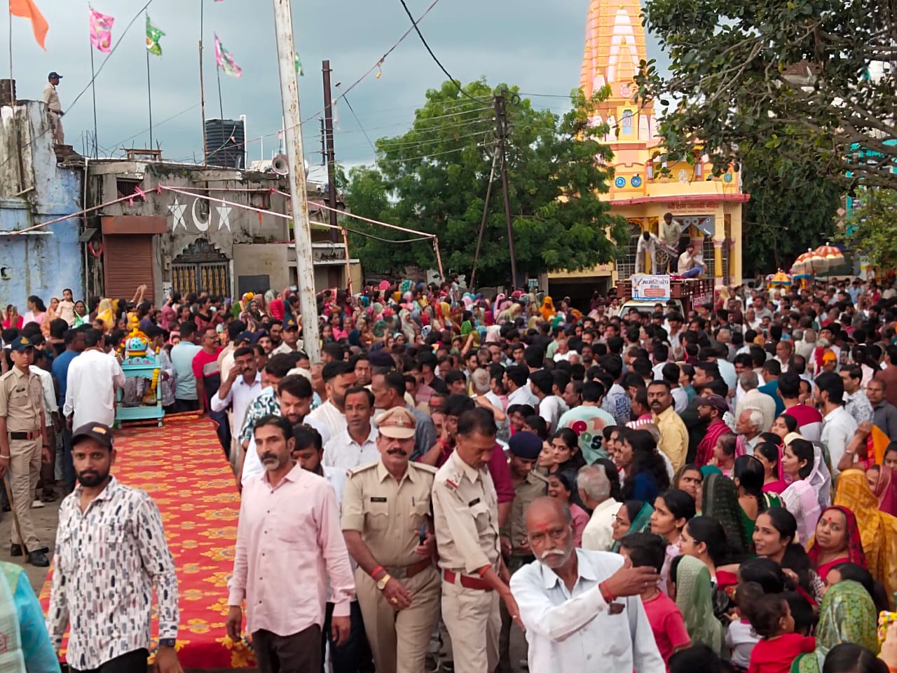 राजकीय परंपरा अनुसार डोल ग्यारस पर निकले बेवाण.... सीतामऊ पुलिस ने दी सलामी