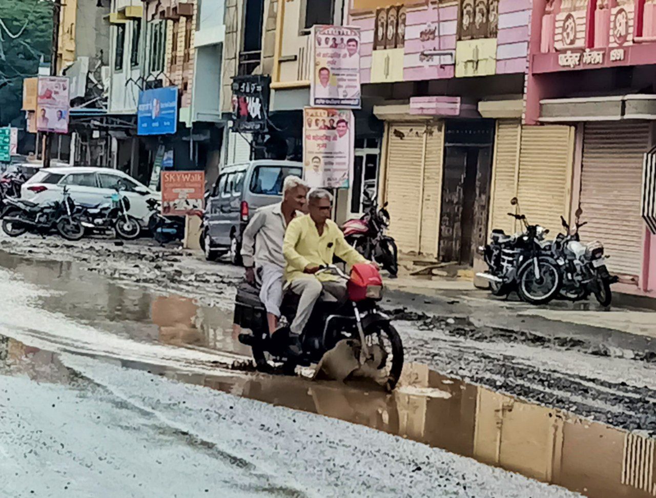 फिर हुआ जलभराव...सड़क के गड्ढों से अनजान वाहन चालक हुए दुर्घटनाग्रस्त