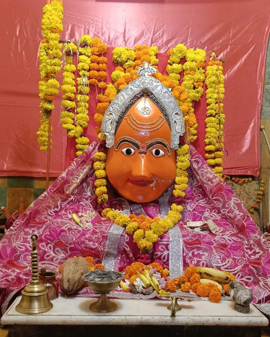 दिन में तीन स्वरूपों में दर्शन देती है मोड़ी माताजी..... मयूर स्वरूप में बनाया गया है प्रवेश द्वार.....  समिति ने जन सहयोग से करवाए लाखों के निर्माण कार्य