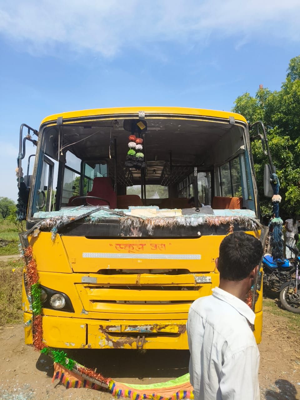 सांदीपनी विद्यालय लदुना की स्कूल बस का कांच फोड़ा.... बस में बैठे थे विद्यार्थी  .... पुलिस ने तीन महिलाओं पर दर्ज की एफ आई आर
