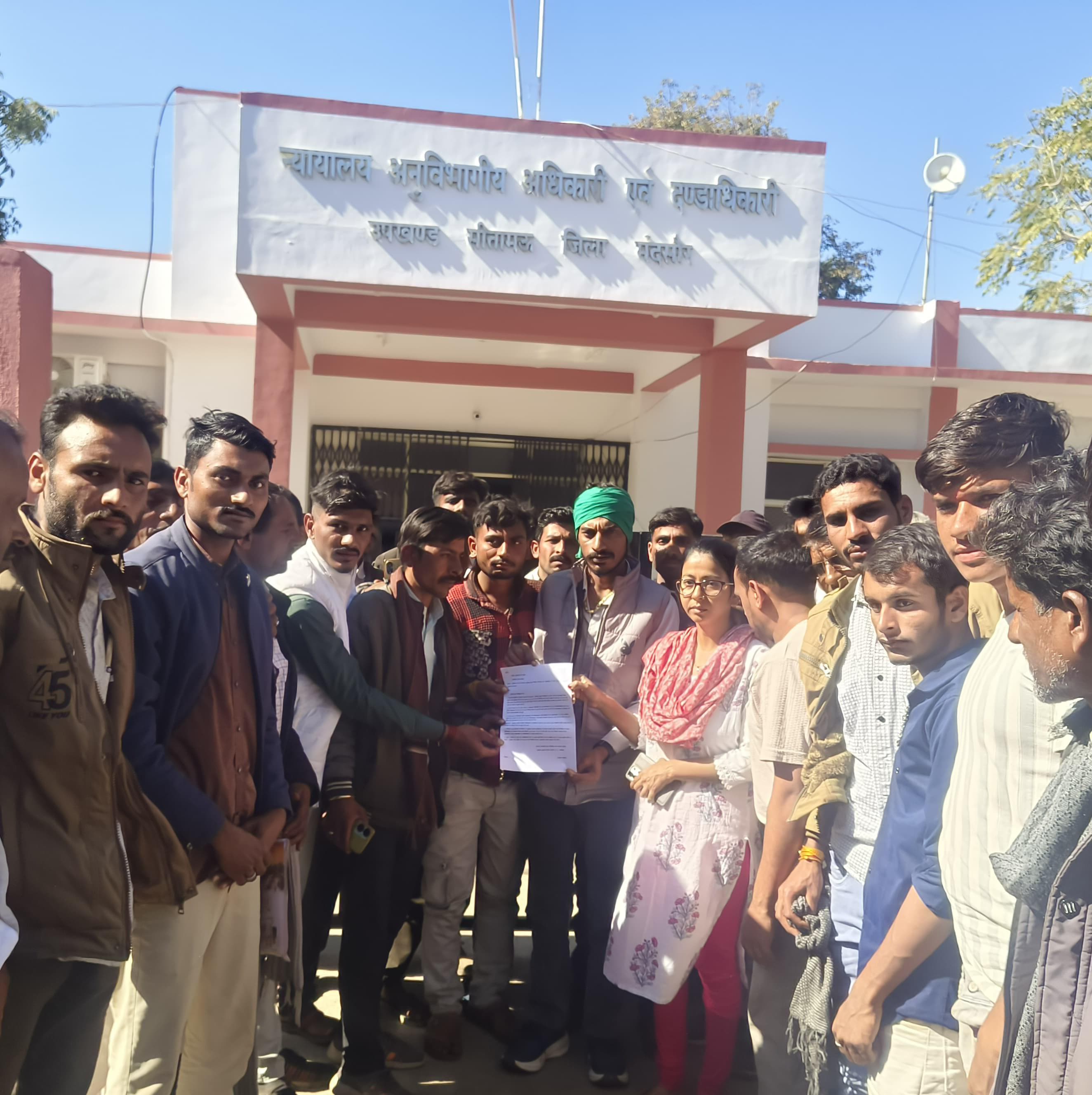 शामगढ़ सुवासरा सूक्ष्म सिंचाई परियोजना से पानी नहीं मिलने पर नाराज किसानों ने की नारेबाजी सिंचाई योजना ठेकेदार की लापरवाही