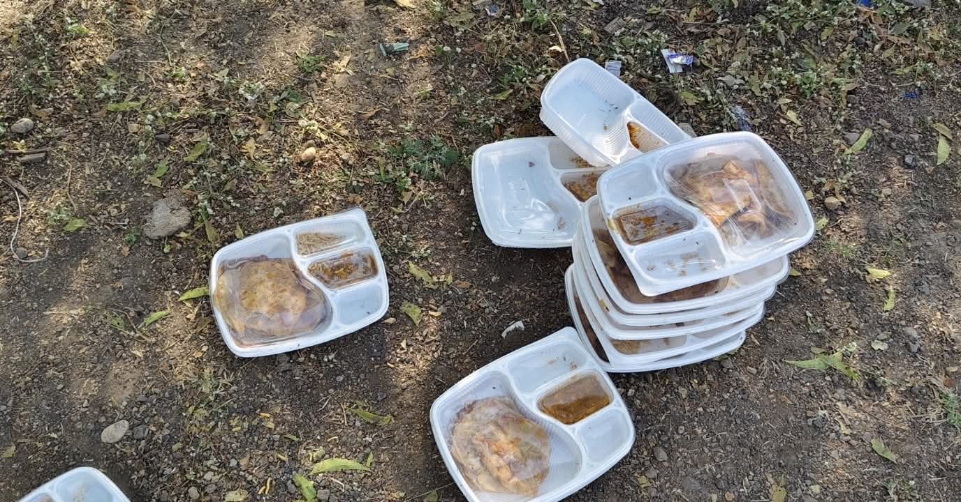 सांसद खेल महोत्सव के दौरान दिए बासी भोजन के पैकेट........  400 बच्चों ने बदबूदार खाने के फेंक दिए पैकेट