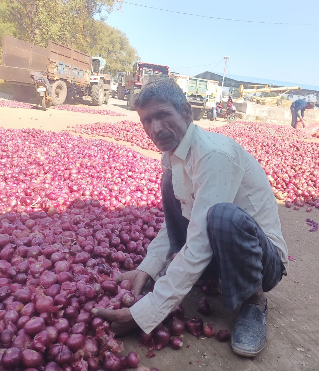 प्याज के भाव कम मिलने से किसान हुए नाराज़....  नाराज़ किसानों ने मंडी का गेट किया बंद