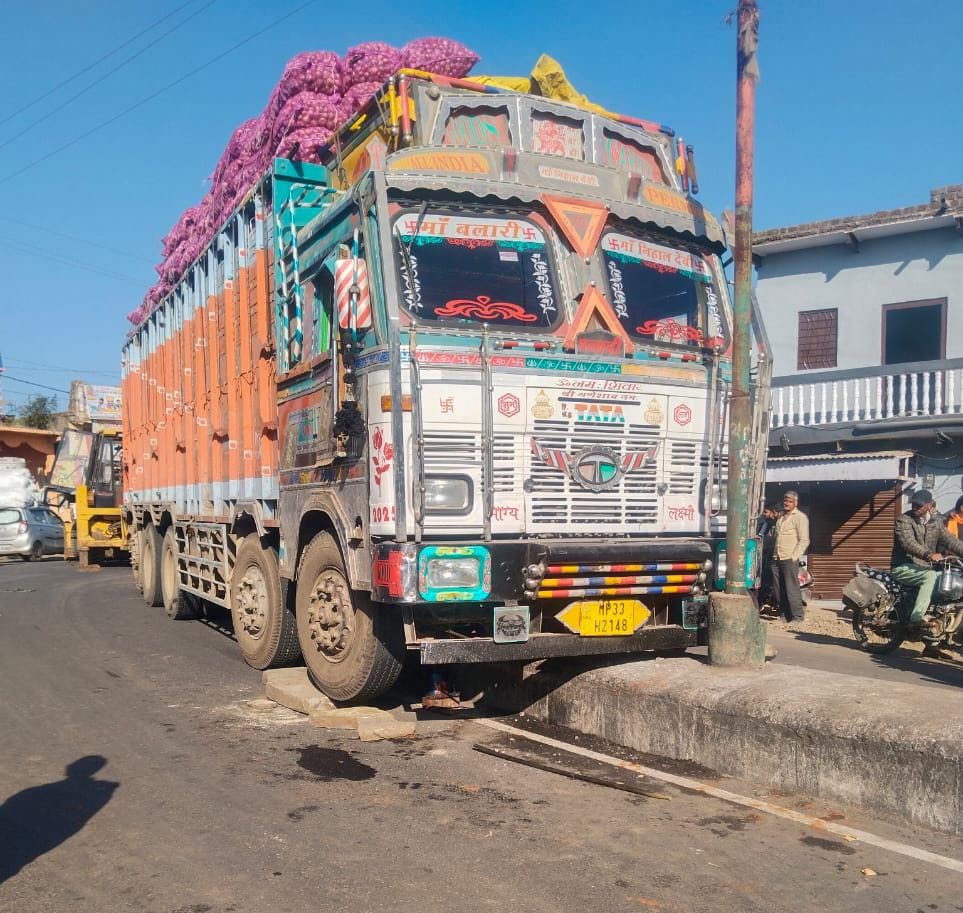 डिवाइडर पर चढ़ा प्याज से भरा ट्रक...... भारी वाहनों के कस्बा क्षेत्र से गुजरने पर लगातार दुर्घटना का अंदेशा