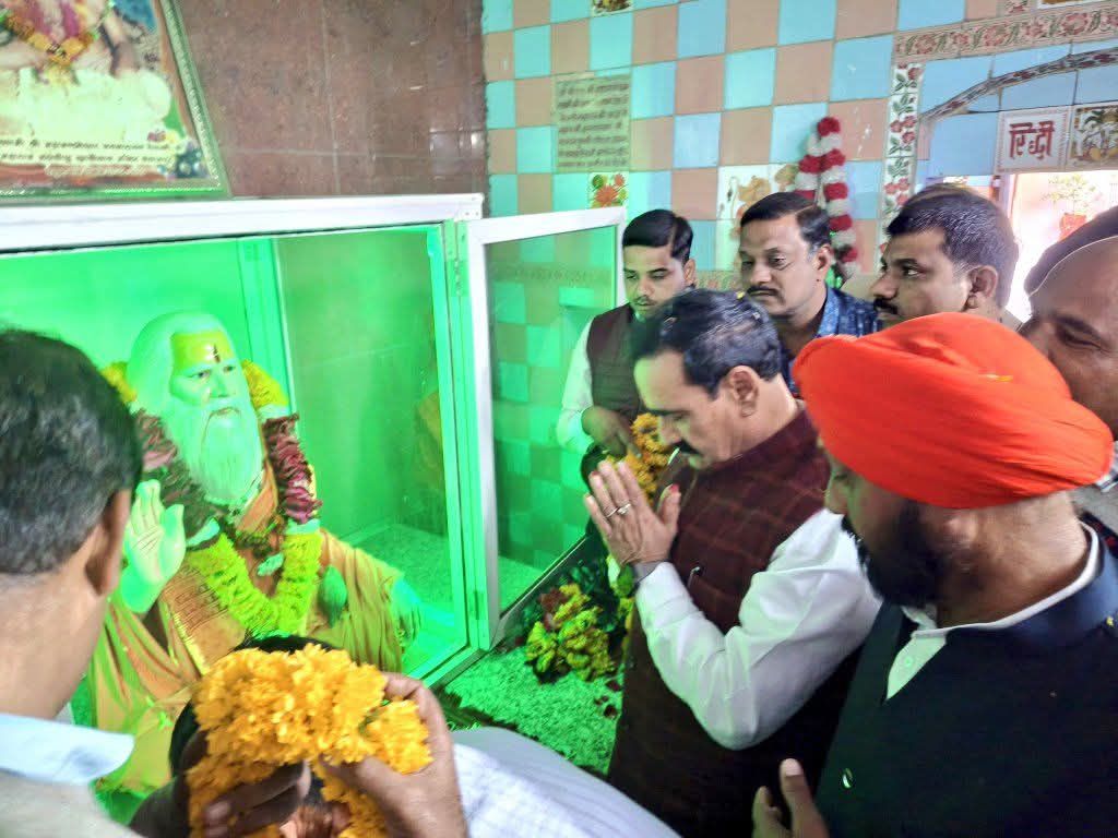 सीतामऊ में आयोजित ब्राह्मण महापंचायत में हजारों की संख्या में पहुंचे समाजजन.......कयामपुर में गुरु महाराज की स्थली पर दर्शन हेतु पहुंचे नरोत्तम मिश्रा