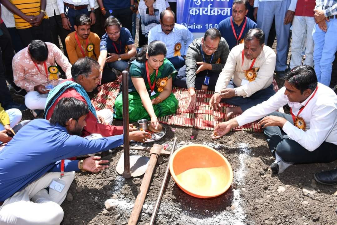 ग्राम ढिकनिया में वाड़ी विकास शुभारंभ कार्यक्रम संपन्न हुआ...प्रियंका गोस्वामी ने किया भूमि पूजन