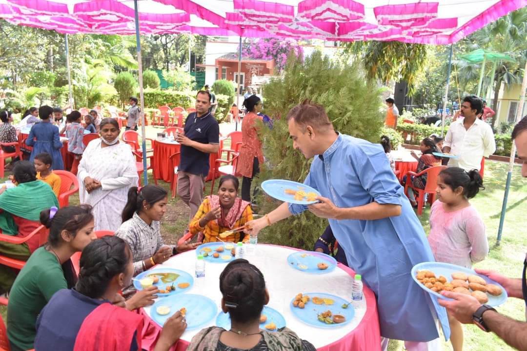 कलेक्टर गौतम सिंह एवं एस पी अनुराग सुजानिया ने अपना घर की बालिकाओं को दिए उपहार