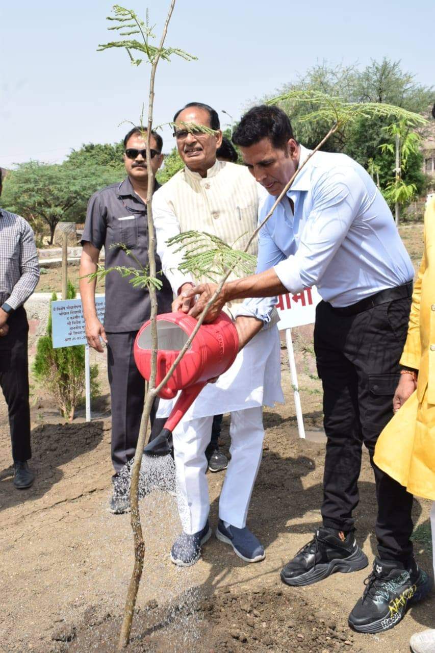 फिल्म अभिनेता अक्षय कुमार पहुंचे भोपाल...मुख्यमंत्री शिवराज सिंह चौहान के साथ किया वृक्षारोपण