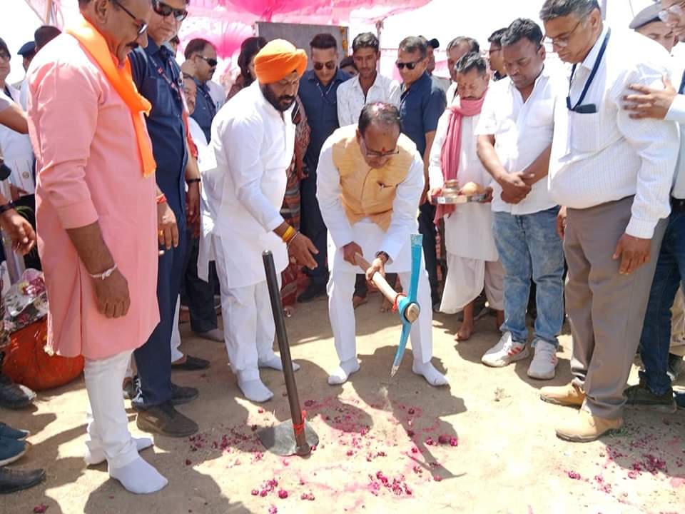 मुख्यमंत्री ने किया कयामपुर सीतामऊ सूक्ष्म सिंचाई योजना का शुभारंभ ..सीतामऊ में लाडली बहनों को खूब रिझाया मुख्यमंत्री शिवराज सिंह चौहान ने.. मंच से गाना भी गाया..बहनों पर फूल बरसाए