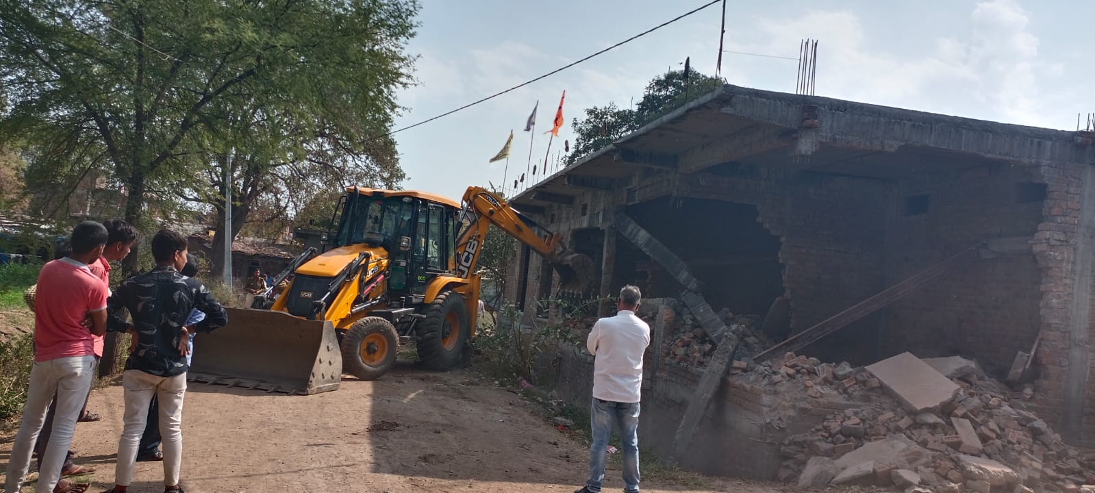 ग्राम महुआ में चला बुलडोजर.. नायब तहसीलदार टीना मालवीय की मौजूदगी में हटाया अतिक्रमण