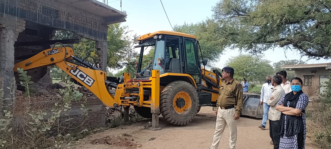 ग्राम महुआ में चला बुलडोजर.. नायब तहसीलदार टीना मालवीय की मौजूदगी में हटाया अतिक्रमण