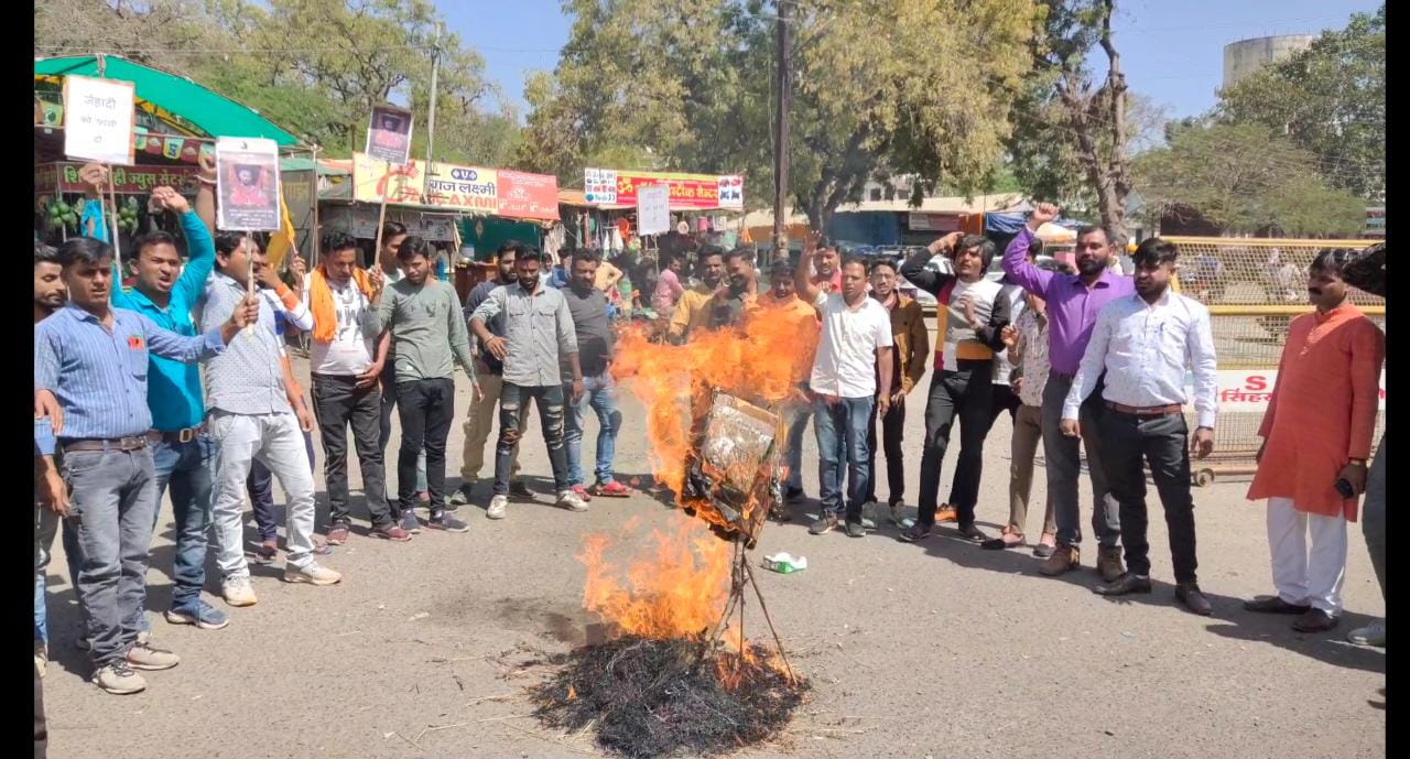 बजरंगदल सीतामऊ प्रखण्ड द्वारा कर्नाटक में बजरंगदल कार्यकर्ता की हत्या के विरोध मे सीतामउ में पुतला दहन किया