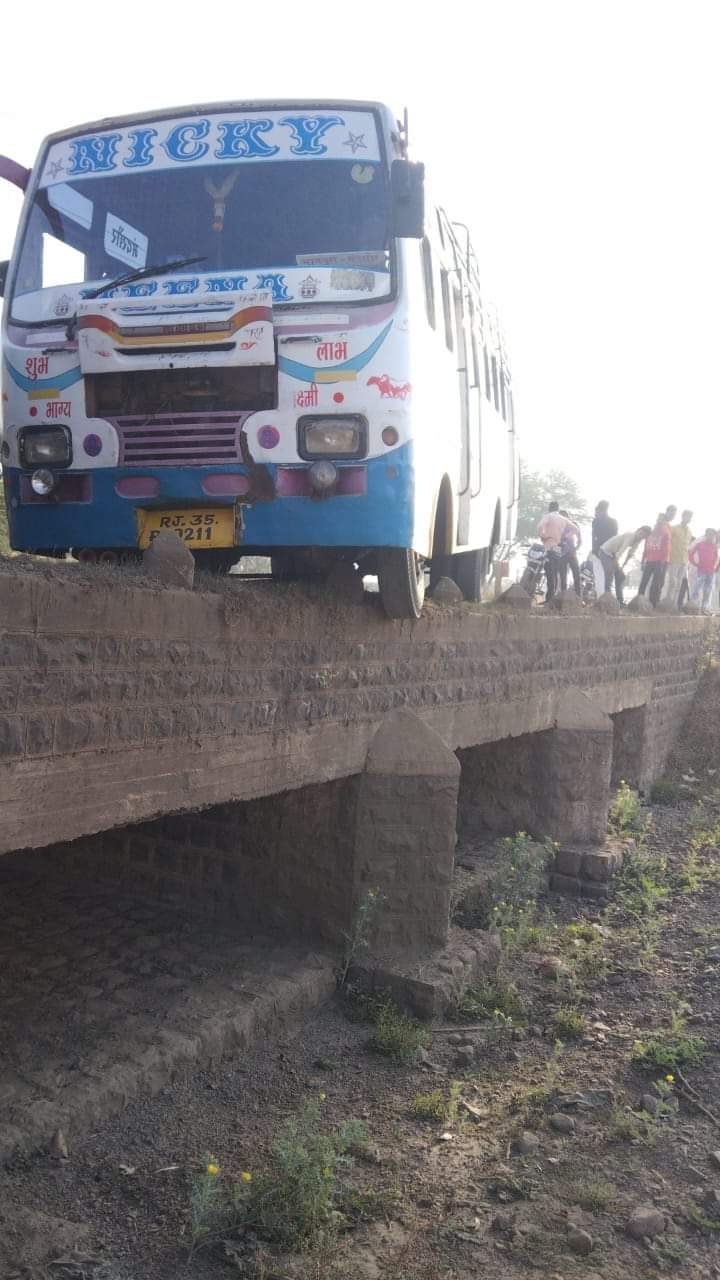 रहीम गढ़ के पास यात्री बस पुलिया से नीचे गिरते गिरते बची...बड़ी दुर्घटना टली