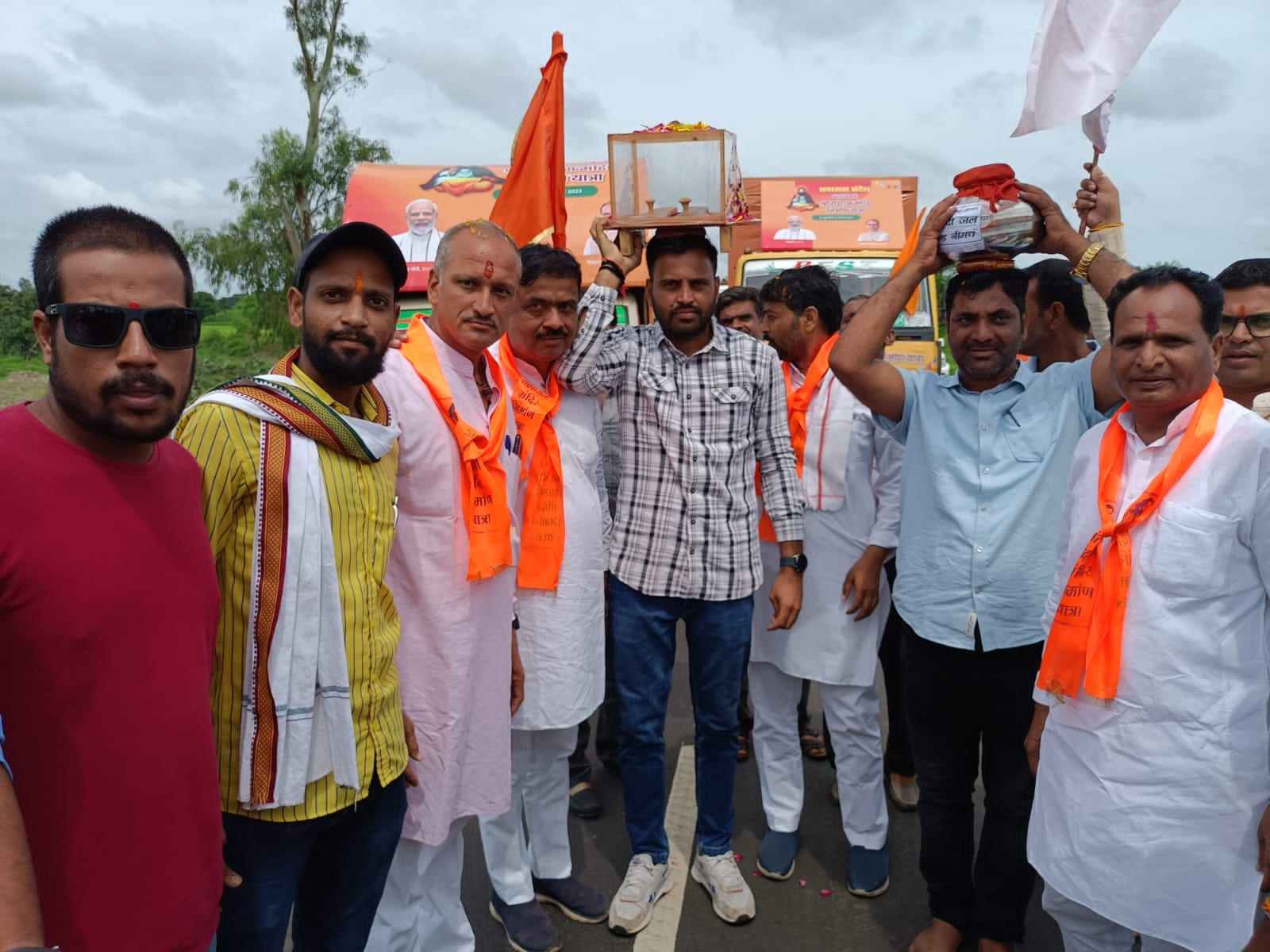 संत श्री रविदास मंदिर निर्माण समरसता यात्रा का छोटीकाशी सीतामऊ आगमन पर जनप्रतिनिधियों,समाजसेवी संगठनों द्वारा पुष्पवर्षा से भव्य स्वागत हुआ