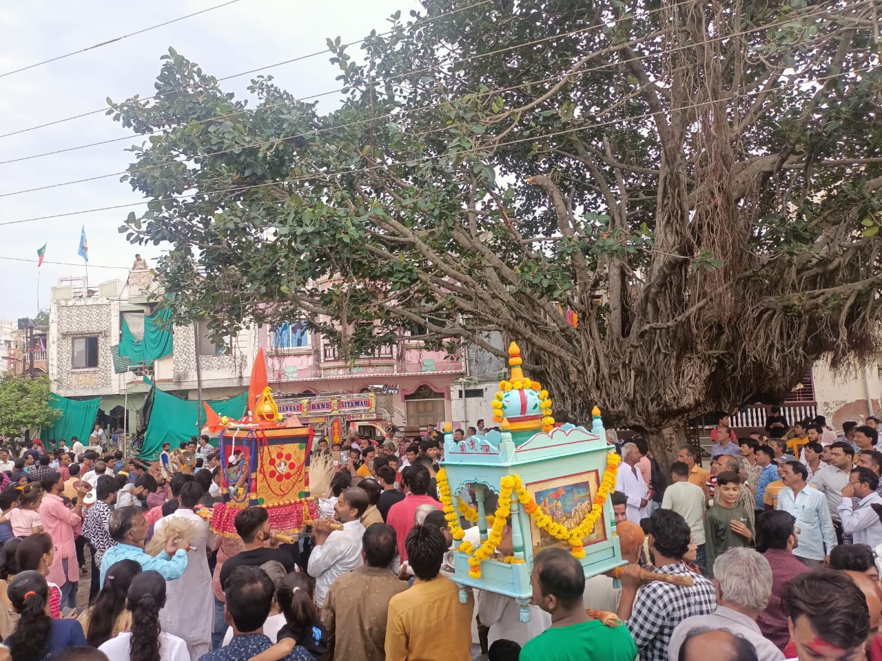 डोल ग्यारस पर सीतामऊ में हुआ भव्य समारोह रियासत कालीन गढ़ में गार्ड ऑफ ऑनर की सलामी दी