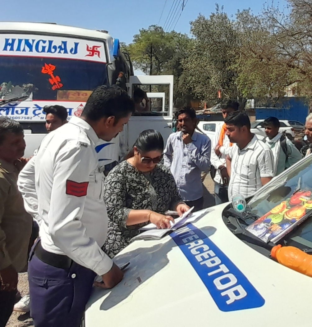 बिना फिटनेस और परमिट के दौड़ रही यात्री बसों पर आरटीओ विभाग की चालानी कार्यवाही....  हाई सिक्योरिटी नंबर प्लेट लगाने के लिए वाहन मालिकों को भी लगाई फटकार