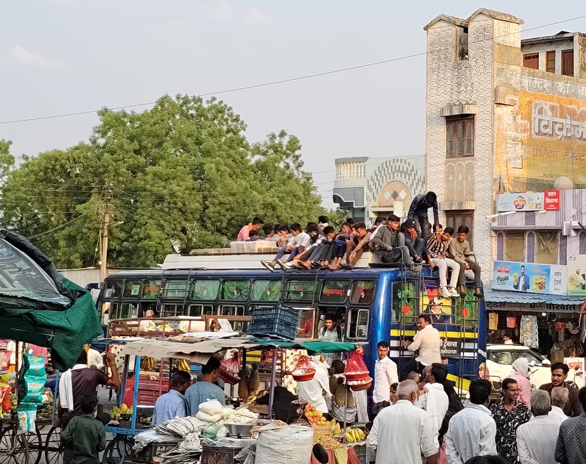 बस संचालकों की मनमानी... छत पर बैठा रहे सवारियों को...हो सकती है बड़ी दुर्घटना